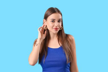 Mavi arka planda şık bir genç kadın