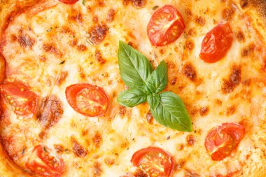 Domatesli ve fesleğenli lezzetli pizza arkaplanı