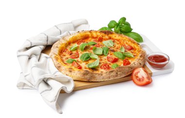 Lezzetli pizza, Margarita ve beyaz arka planda fesleğen.