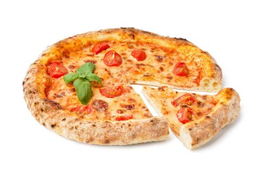 Domatesli margarita ve beyaz arka planda fesleğen.