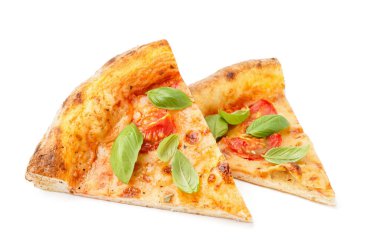 Lezzetli pizza parçaları domatesli Margarita ve beyaz arka planda fesleğen.