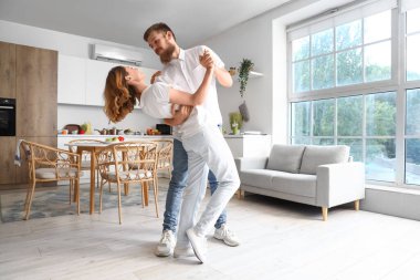 Aşık mutlu çift mutfakta dans ediyor.