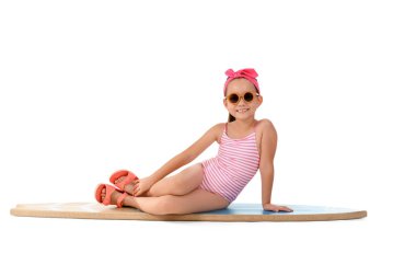 Beyaz arka planda sörf tahtası olan küçük Asyalı kız.