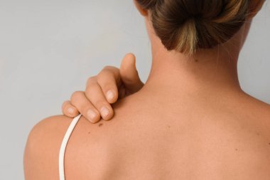 Arka planda benleri olan genç bir kadın.