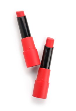 Beyaz arkaplanda güzel kırmızı rujlar