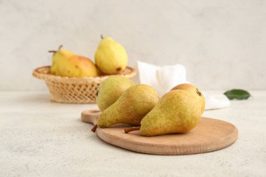 Beyaz zemin üzerinde olgun armutlar olan ahşap tahta.