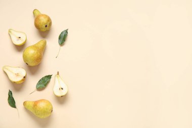 Sarı arka planda olgun armutlar ve yapraklar