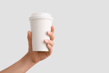 Beyaz arka planda bir fincan sıcak kahvesi olan kadın.