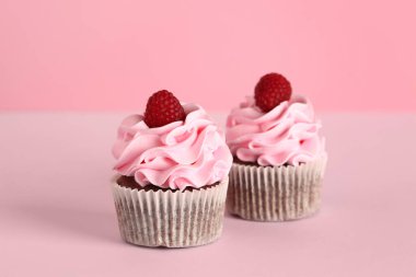 Pembe arka planda lezzetli ahududu kekleri