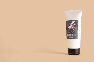 Bej arka planda sivrisinek kovucu krem