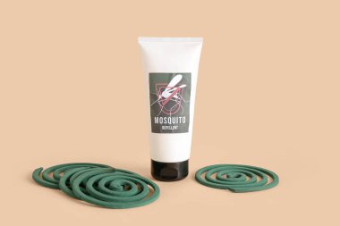 Bej arka planda sivrisinek kovucu ürünler