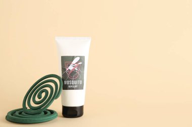 Bej arka planda sivrisinek kovucu ürünler