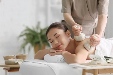 Kaplıca salonunda yatan genç bir kadın.