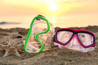 Denize yakın kumda yeni yüzme maskeleri ve deniz yıldızları