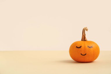 Yüzü bej arkaplanda çizilmiş balkabağı