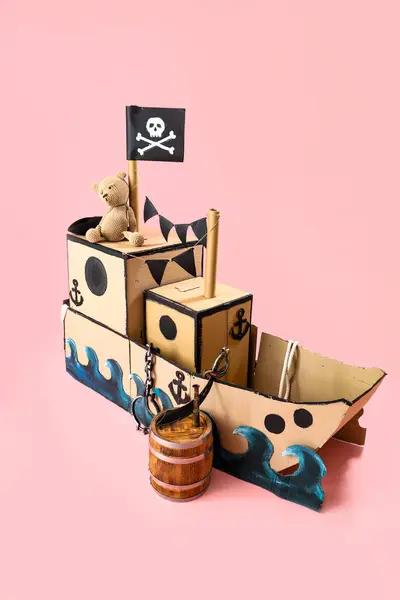 Piratenschiff Aus Pappe Auf Rosa Hintergrund — Stockfoto