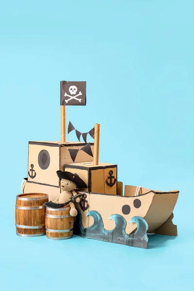 Piratenschiff Aus Pappe Mit Spielzeugbär Und Fässern Auf Blauem Hintergrund — Stockfoto