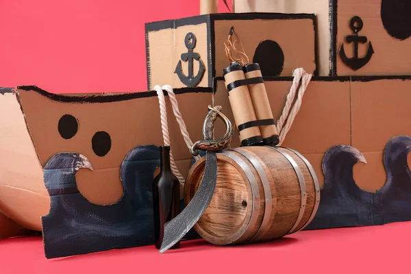 Piratenschiff Aus Pappe Mit Sprengstoff Auf Rotem Hintergrund — Stockfoto