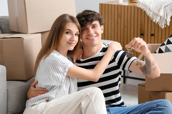 Junges Paar Mit Schlüsseln Umarmt Sich Seiner Neuen Wohnung — Stockfoto