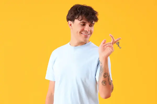 Junger Mann Mit Hausschlüsseln Auf Gelbem Hintergrund — Stockfoto