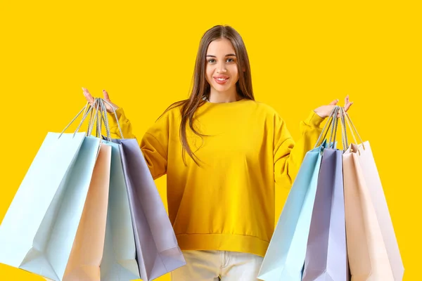 Jonge Vrouw Met Boodschappentassen Gele Achtergrond — Stockfoto