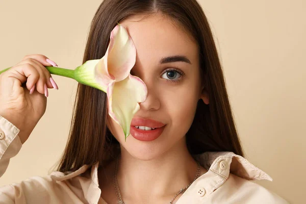 Mujer Joven Con Flor Sobre Fondo Beige Primer Plano — Foto de Stock