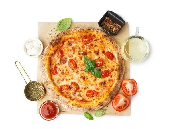 Papel Para Hornear Con Sabrosa Pizza Margarita Albahaca Sobre Fondo — Foto de Stock