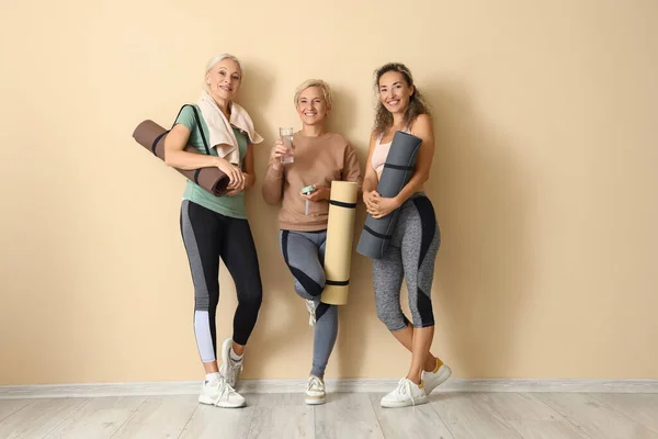 Deportivas Mujeres Maduras Con Colchonetas Yoga Cerca Pared Beige —  Fotos de Stock