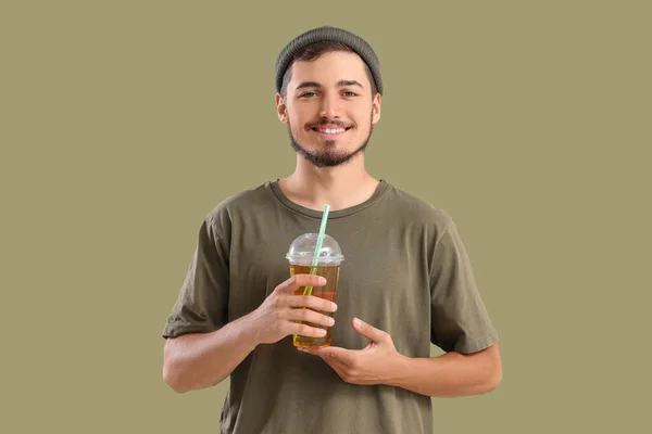 Молодий Чоловік Склянкою Соку Зеленому Фоні — стокове фото