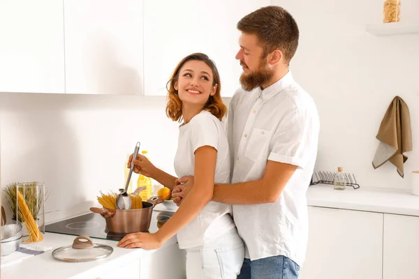 Heureux Couple Amoureux Bouillir Des Pâtes Dans Cuisine — Photo