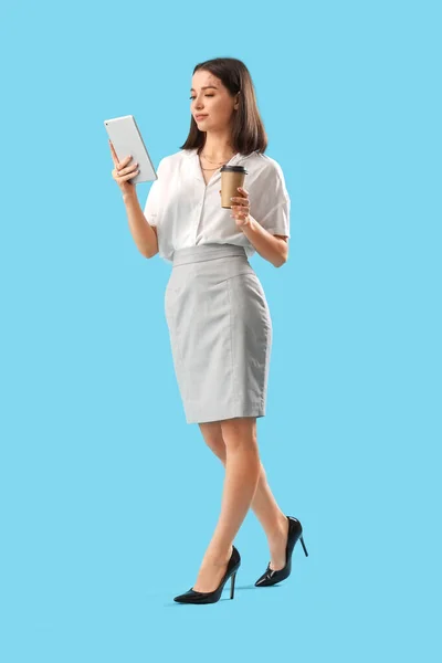 Młoda Bizneswoman Tabletem Filiżanką Kawy Niebieskim Tle — Zdjęcie stockowe