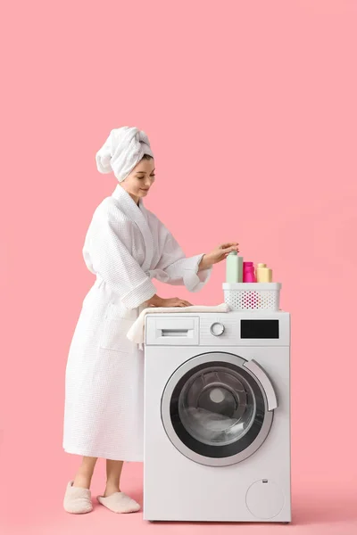 Mujer Joven Albornoz Con Detergente Para Ropa Lavadora Sobre Fondo —  Fotos de Stock