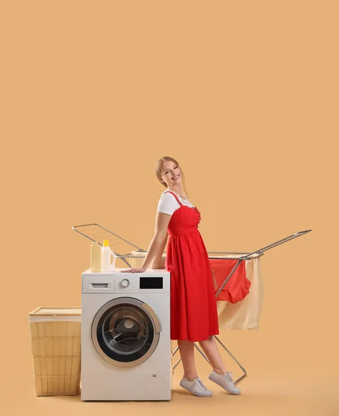 베이지색 배경에 세탁기 바구니와 — 스톡 사진