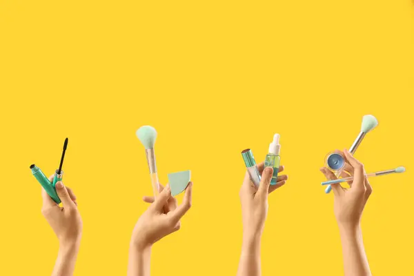 Frauen Mit Make Produkten Auf Gelbem Hintergrund — Stockfoto