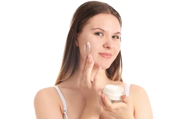 Ragazza Adolescente Con Problemi Acne Applicando Crema Sfondo Bianco Primo — Foto Stock