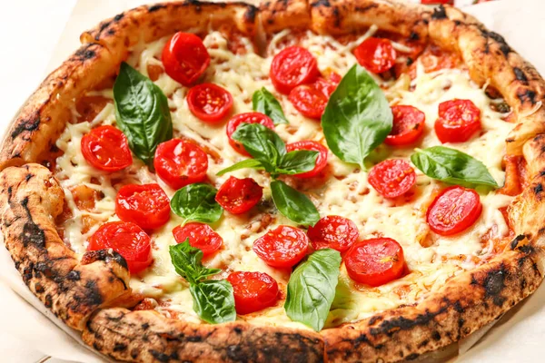 Gustosa Pizza Margarita Sul Tavolo — Foto Stock