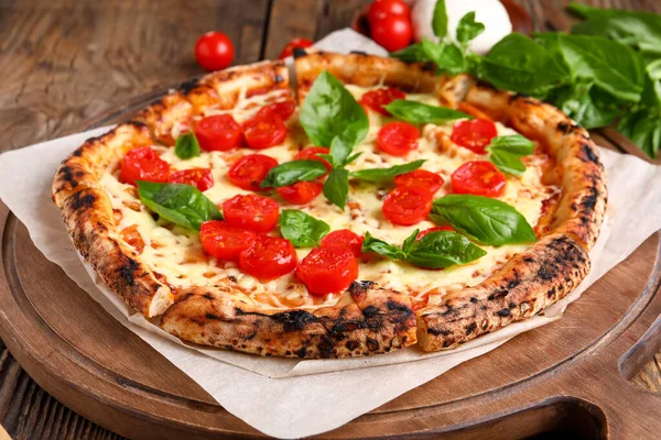 Bord Met Lekkere Pizza Margarita Houten Ondergrond — Stockfoto