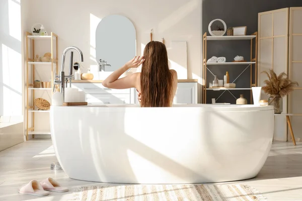自宅で風呂に入っている若い女性 バックビュー — ストック写真
