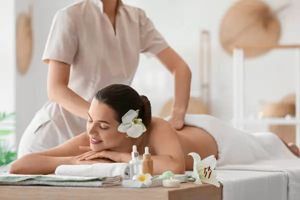 Jonge Vrouw Krijgt Massage Spa Salon Close — Stockfoto