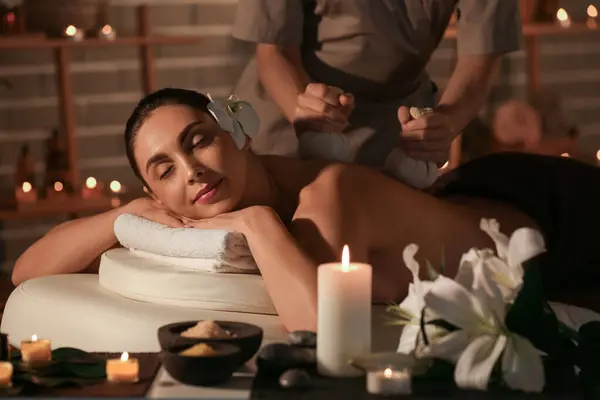 Junge Frau Bekommt Massage Dunklen Wellness Salon Nahaufnahme — Stockfoto