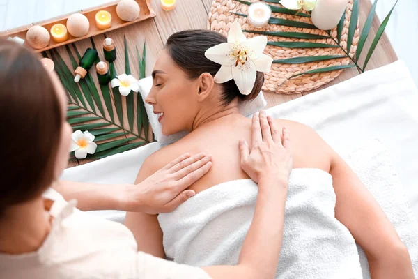 Jonge Vrouw Krijgt Massage Spa Salon Bovenaanzicht — Stockfoto