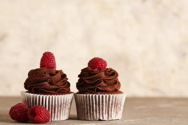 Sabrosos Cupcakes Chocolate Con Frambuesa Mesa — Foto de Stock