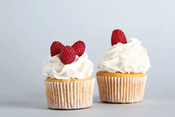 Savoureux Cupcakes Framboise Sur Fond Gris — Photo
