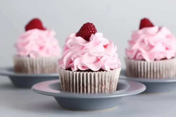 Plates Tasty Raspberry Cupcakes Grey Background Closeup — Stock Photo, Image