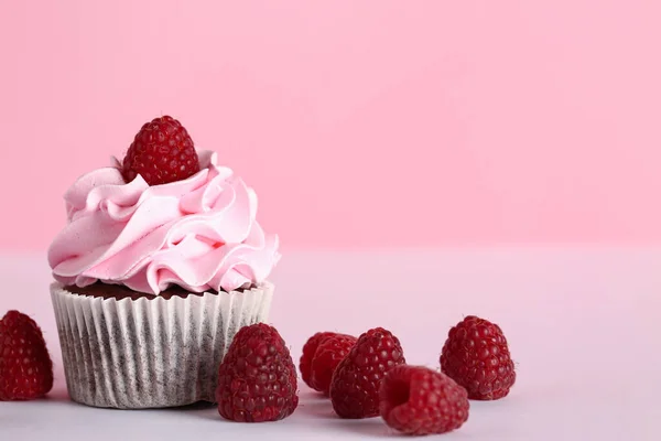 Sabrosos Cupcakes Frambuesa Bayas Frescas Sobre Fondo Rosa — Foto de Stock