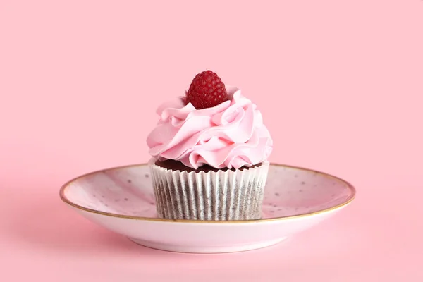 Placa Con Sabroso Cupcake Frambuesa Sobre Fondo Rosa — Foto de Stock