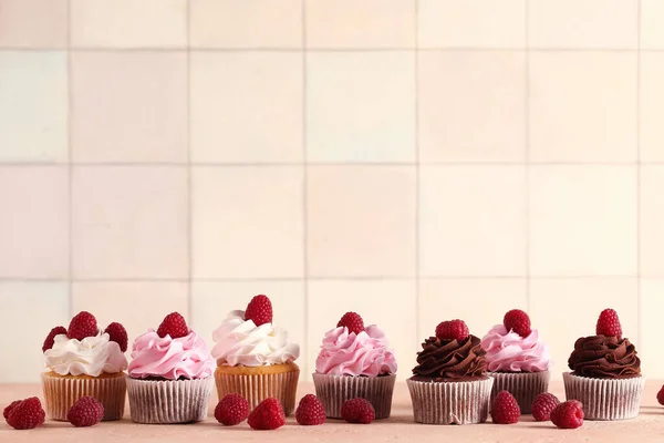 Sabrosos Cupcakes Con Frambuesas Mesa — Foto de Stock
