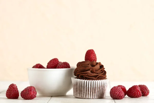 Leckere Schokoladen Cupcake Mit Himbeeren Auf Dem Tisch — Stockfoto