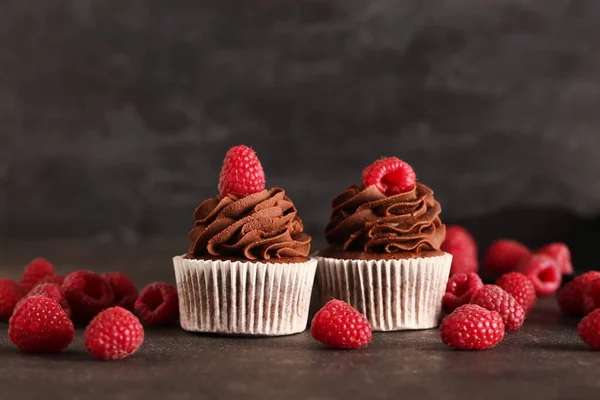 Leckere Schokolade Cupcakes Mit Himbeeren Auf Schwarzem Hintergrund — Stockfoto