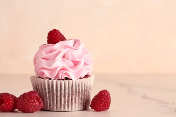 Tasty Raspberry Cupcake Fresh Berries Beige Background — Stock Photo, Image